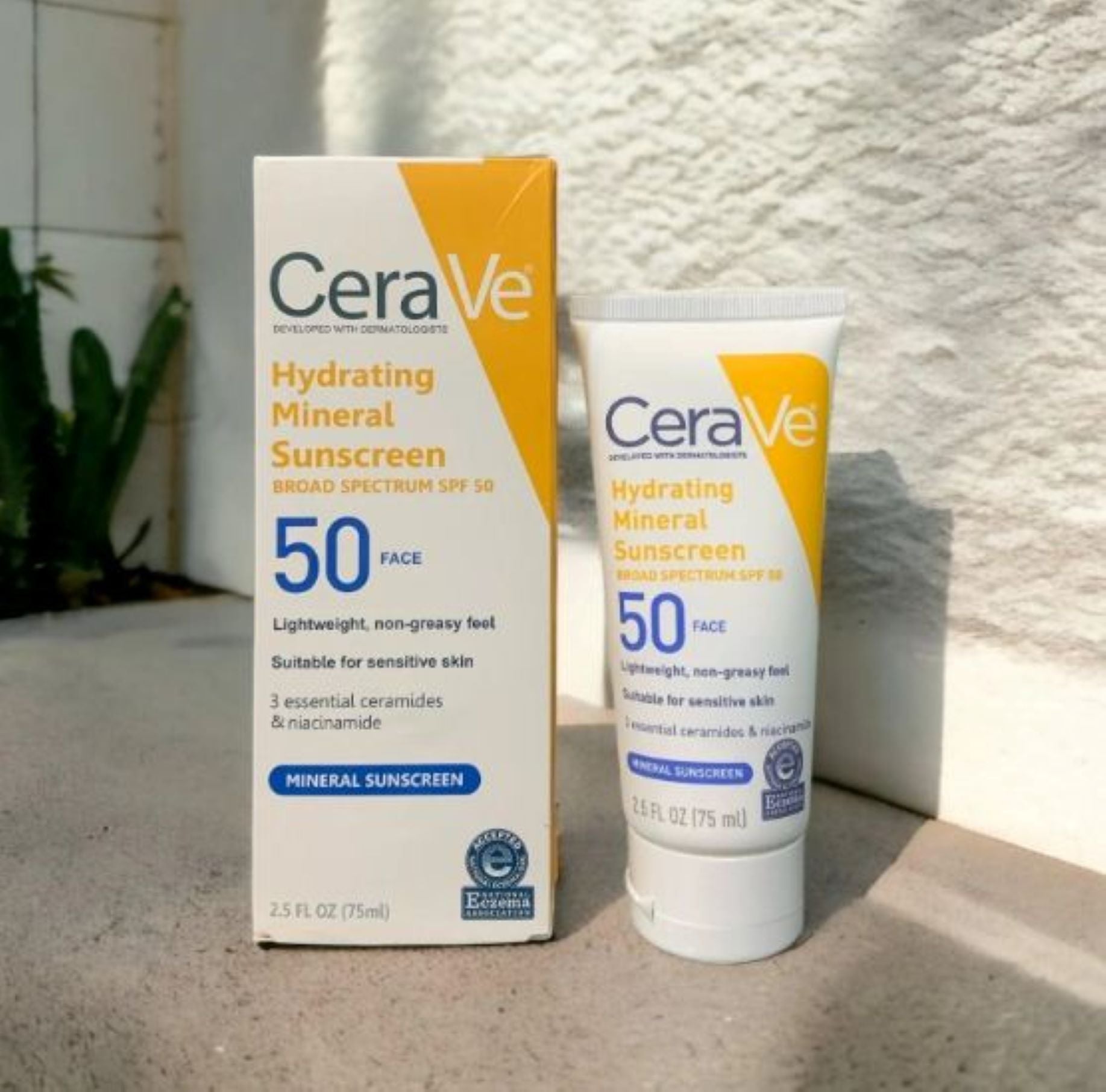CeraVe Hydrating Mineral Sunscreen SPF 50 Face – Broad Spectrum Protection for Sensitive Skin, Lightweight & Non-Greasy Feel, Formulated with 3 Essential Ceramides and Niacinamide for Healthy Skin Barrier Support